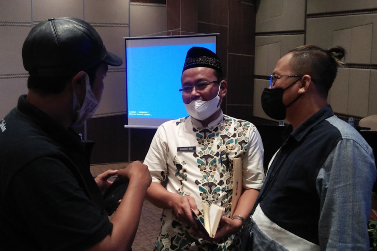 Kepala Dinas PUTR Gresik Achmad Hadi (tengah), usai dialog santai bersama Komunitas Wartawan Gresik, Jumat (14/1/2022).