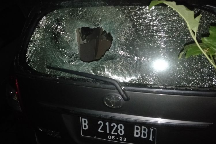 kondisi mobil Kijang Innova yang dilempari batu oleh Ojek Online, Rabu (8/1/2020)
