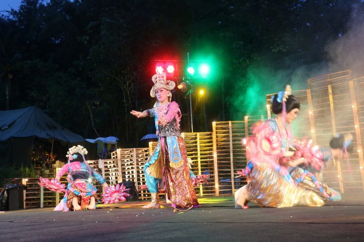 Seniman tari Didik Nini Thowok membawakan tari Ardhanareshvara di rangkaian tari pembukaan Kulon Progo Festival (KulFest) yang digelar di Bendung Khayangan, Kulon Progo, Daerah Istimewa Yogyakarta , Jumat (24/11/2017).