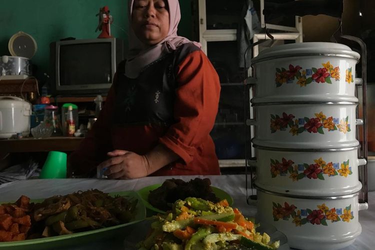 Salah seorang warga menerima rantang dari saudaranya. Budaya anjang-anjangan atau mawakeun ini merupakan budaya saling mengantar makanan di Tanah Sunda yang hampir punah. 