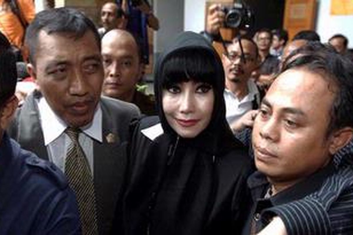 Terdakwa Malinda Dee menuju ruang sidang untuk menjalani sidang perdana di Pengadilan Negeri Jakarta Selatan, Selasa (8/11/2011). Ia didakwa terlibat kasus pembobol dana nasabah Citibank senilai Rp 16 miliar. 