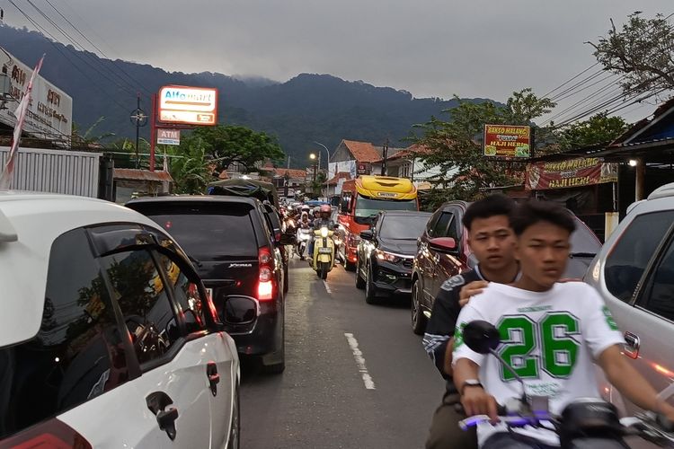 Jalur Wisata Ciater Dipadati Kendaraan H+1 Lebaran, Lalu Lintas Tersendat Hingga Malam