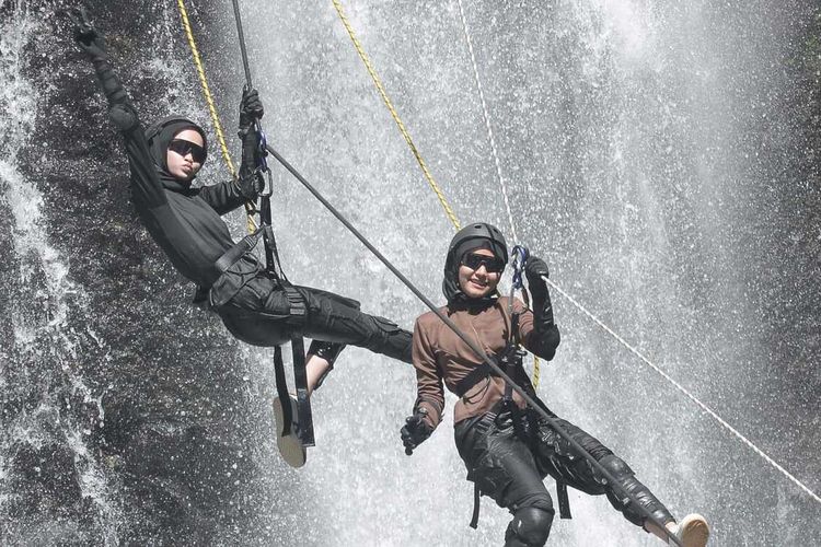 Canyoneering di Air Terjun Blang Kolam, Desa Sidomulyo, Kecamatan Kuta Makmur, Kabupaten Aceh Utara, Provinsi Aceh, Rabu (10/6/2026).