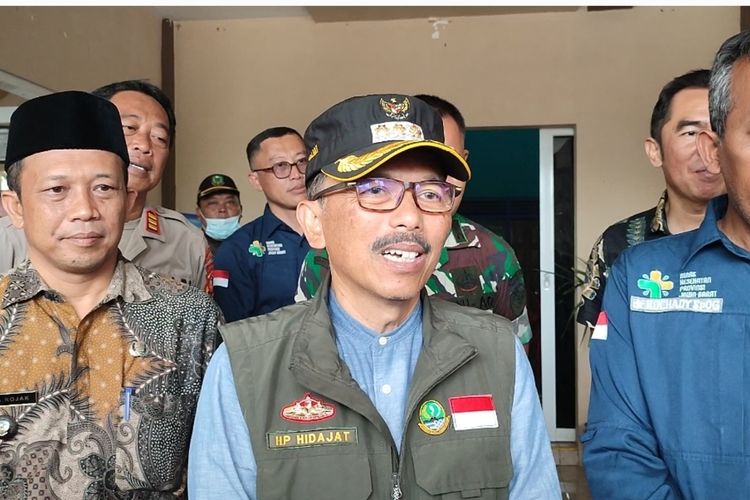 PJ Bupati Kabupaten Kuningan Raden Iip Hidajat, bersama pihak terkait, memberikan gerakan fogging serentak di seluruh wilayah Kabupaten Kuningan, pada Jumat (19/4/2024) siang. Gerakan ini sebagai antisipasi dari meningkatnya jumlah pasien DBD hingga melebihi tahun 2023.