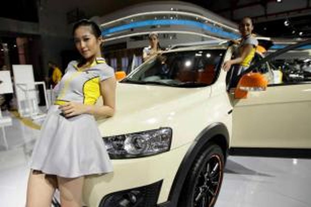 Sales promotion girl stan Chevrolet berpose di sela-sela pameran 22nd Indonesia International Motor Show 2014, di JIExpo, Kemayoran, Jakarta Utara, Senin (22/9/2014).