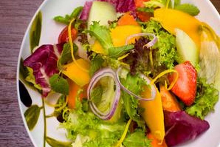 Salad dengan Buah by Marchellinus Hanjaya.