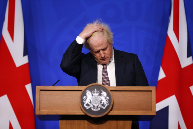 Perdana Menteri Inggris Boris Johnson memberi isyarat ketika dia berbicara selama konferensi pers di London, Sabtu 27 November 2021, setelah kasus varian baru Covid-19 (varian omicron) dikonfirmasi di Inggris. 