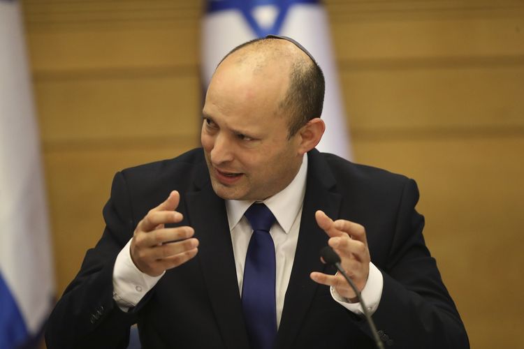 Perdana Menteri Israel yang baru, Naftali Bennett, saat memimpin rapat kabinet pertama di Yerusalem, Minggu (13/6/2021). Parlemen Israel sepakat memilih koalisi baru yang mengakhiri 12 tahun kepemimpinan Benjamin Netanyahu, PM Israel terlama sepanjang sejarah. Bennett sendiri adalah mantan sekutu Netanyahu.