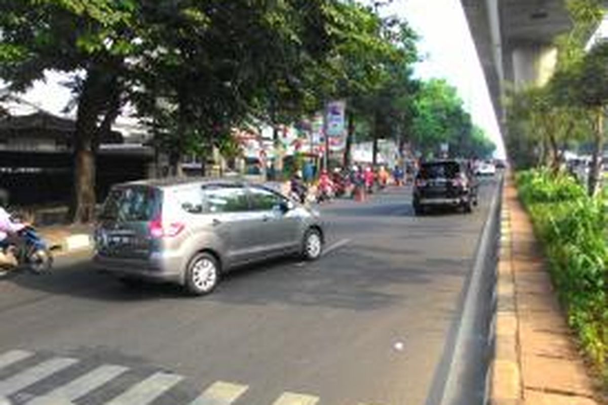 Kanalisasi sepeda motor dilakukan di Jalan Iskandarsyah, Kebayoran Baru, Jakarta Selatan pada hari ini, Rabu (1/7/2015) pagi. Sehingga pengendara sepeda motor pun harus berjalan di lajur yang terpisah dengan mobil.