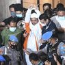 Rizieq Digiring ke Mobil Tahanan dengan Tangan Terikat
