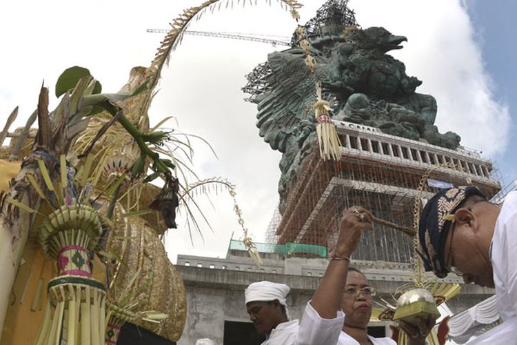 UMR Bali pada tahun 2023 adalah sebesar Rp 2.713.672. Sementara gaji UMR Bali untuk setiap kabupaten kota berbeda-beda, yang mana UMR di Bali paling tinggi yakni Kabupaten Badung.