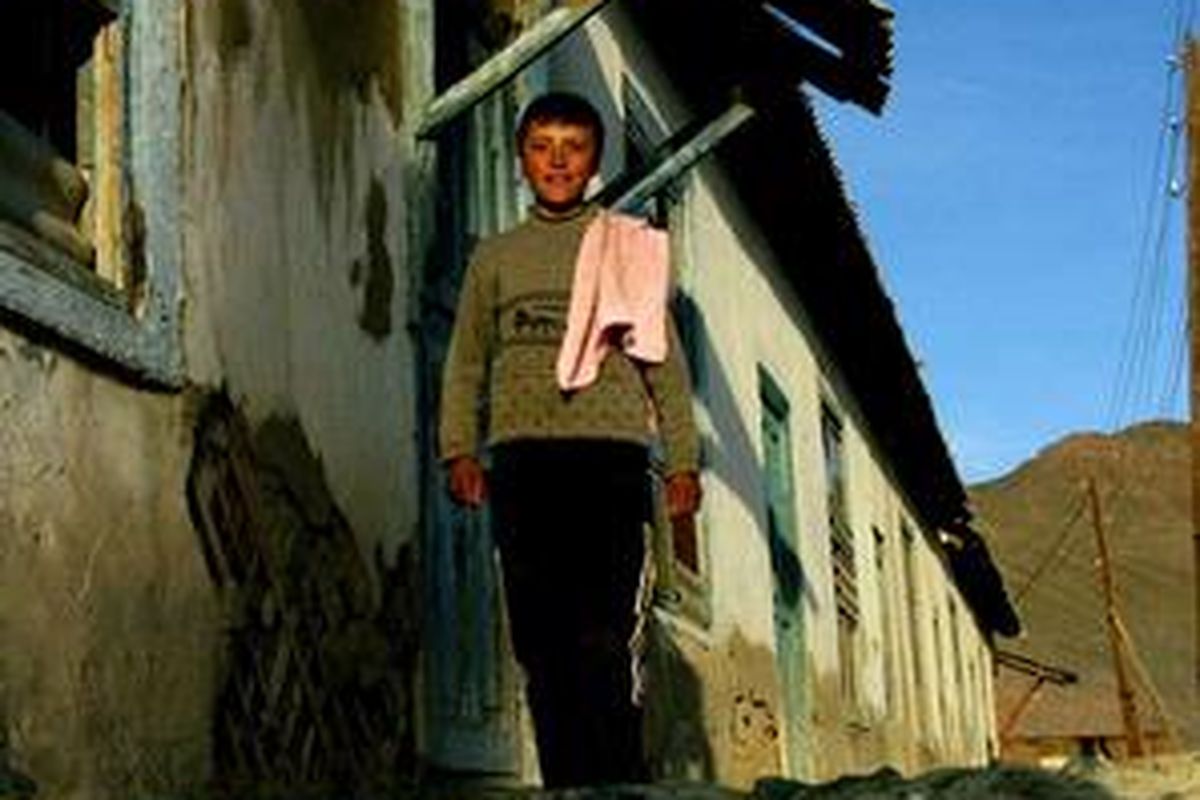 Komplek rumah bobrok dan kosong di pinggiran Murghab.