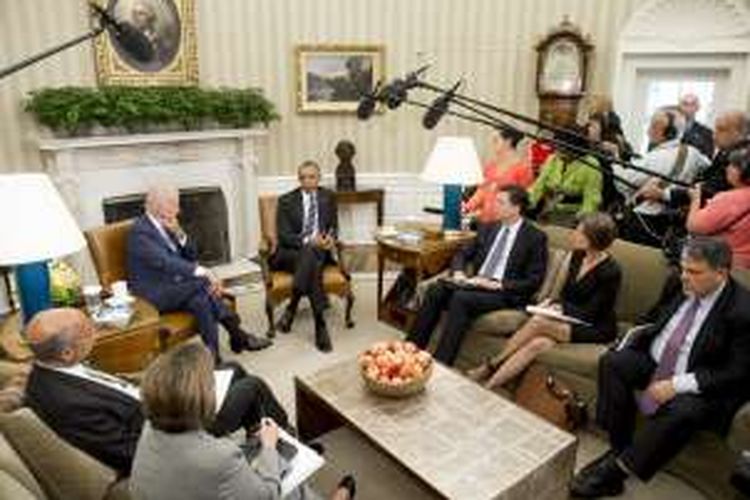 Presiden AS Barack Obama memberikan pernyataan soal penembakan Orlando usai melakukan pertemuan dengan para pejabat tinggi AS, termasuk Wapres Joe Biden, di Gedung Putih, Senin (13/6/2016).