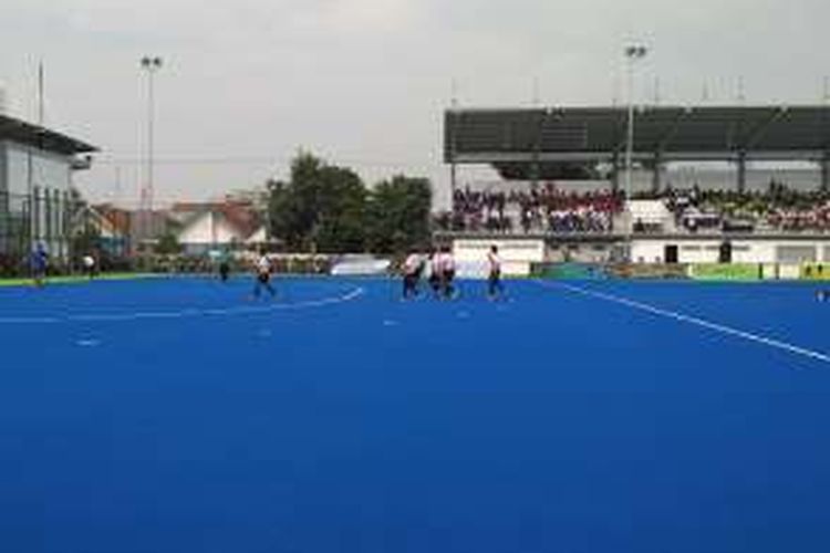 Lapangan hoki di Surabaya telah memenuhi standar internasional. 