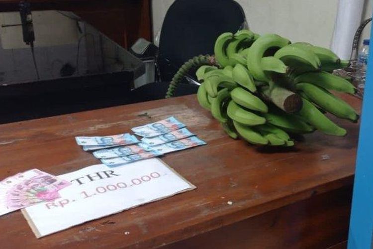 Kantor Badan Narkotika Nasional (BNN) Kota Tasikmalaya dikirimi lembaran uang mainan serta satu tandan pisang mentah, Rabu (12/4/2023), setelah viralnya permintaan THR dari BNN Kota Tasikmalaya kepada pengusaha bus PO Budiman.
