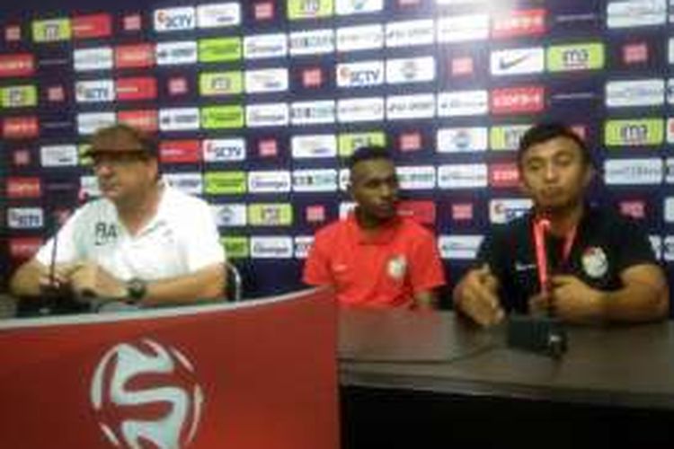 Pelatih PSM Makassar Robert Rene Alberts (kiri) dan Titus Bonai (tengah), dalam sesi jumpa pers selepas pertandingan, Jumat (2/9/2016) malam WIB.