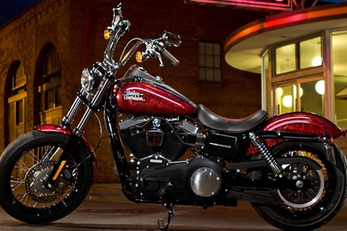 Tampang Harley-Davidson Dyna Street Bob model 2013. Sudah dilengkapi berbagai aksesoris tambahan dan warna khusus. Modelnya juga bisa dipesan sesuai kata hati.