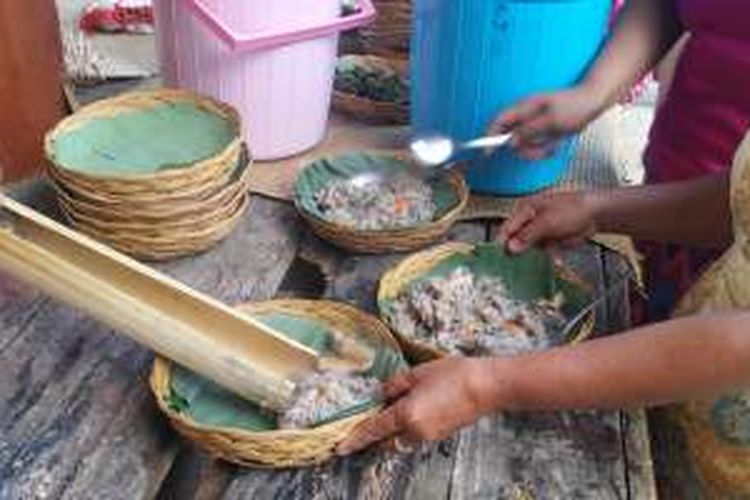 Pa Pion berbahan batang pohon pisang dikeluarkan dari batang pohon bambu setelah matang.