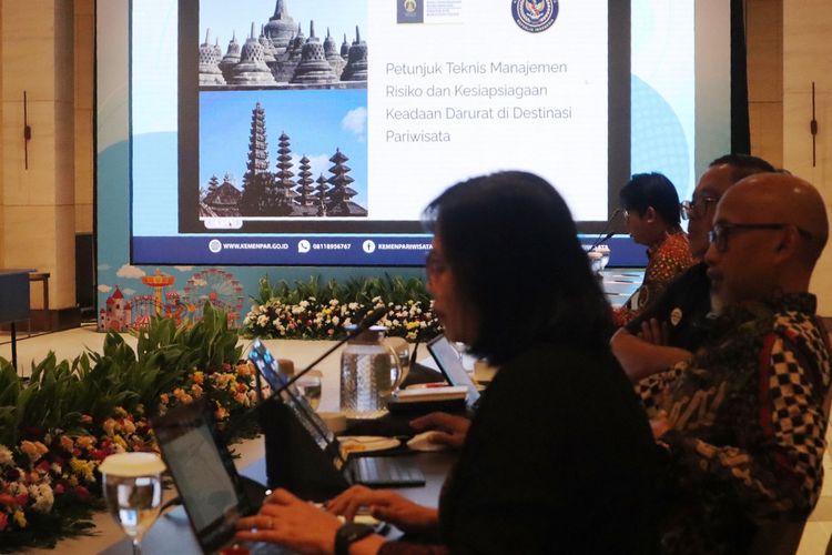 Kementerian Pariwisata (Kemenpar) menyerap aspirasi banyak pihak melalui ?Focus Group Discussion (FGD) Penyusunan Petunjuk Teknis (Juknis) Manajemen Risiko Destinasi Pariwisata? yang diharapkan menghasilkan panduan bagi pengelola destinasi wisata dalam menerapkan manajemen risiko pariwisata pada destinasi sekaligus membantu mengidentifikasi dan memitigasi berbagai bencana dan risiko. 