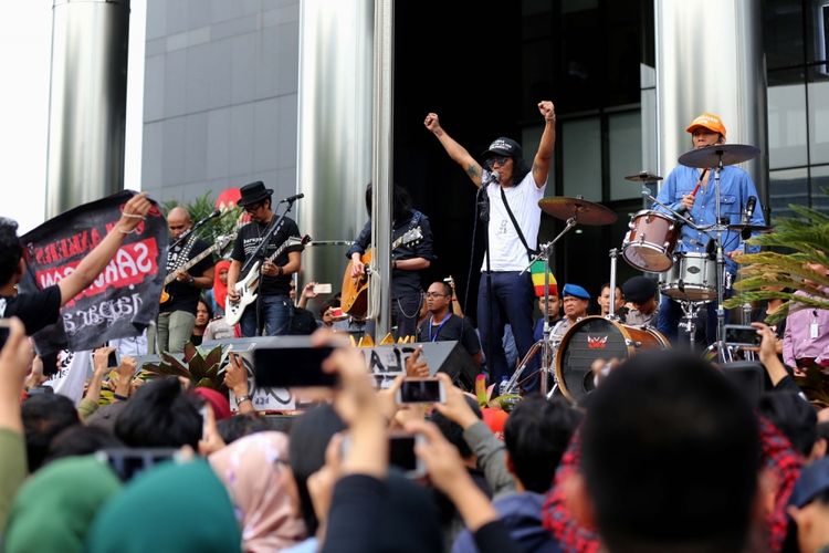 Grup band Slank membawakan lagu dalam aksi dukung KPK di Gedung Komisi Pemberantasan Korupsi (KPK), Jakarta, Kamis (13/7/2017). Aksi dukung KPK ini dihadiri oleh Masyarakat sipil antikorupsi, Akademisi, Seniman, Budayawan, Pemuka Agama, Mahasiswa dan mereka menyuarakan penolakan terhadap hak angket KPK.