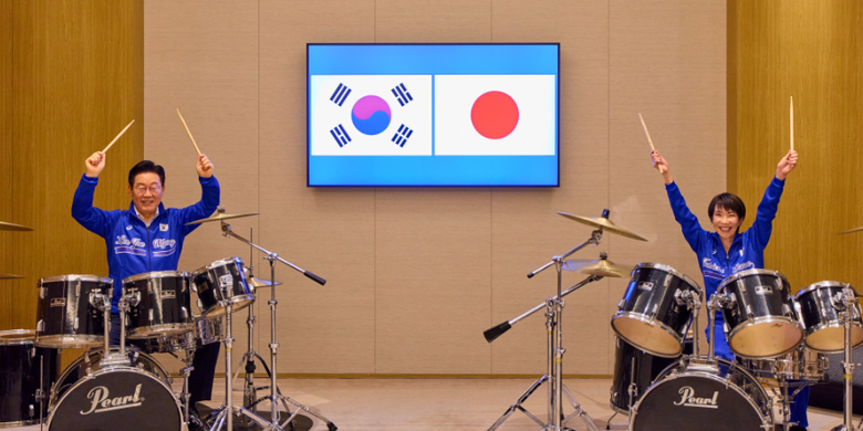 Presiden Korea Selatan Lee Jae Myung dan Perdana Menteri Jepang Sanae Takaichi bermain drum bersama, Selasa (13/1/2026)