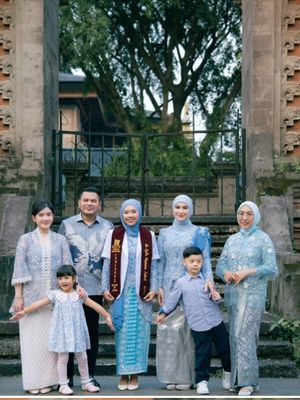 Irish Bella tampil anggun dengan kebaya biru pastel saat menghadiri wisuda anak sambungnya. Gayanya elegan dan penuh kehangatan.