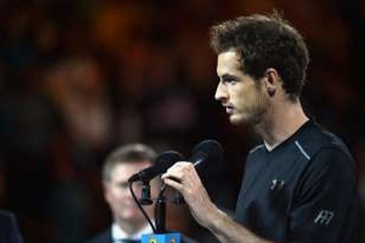 Petenis Inggris Raya, Andy Murray, berbicara setelah menerima trofi sebagai runner-up Australia Terbuka 2016. Murray kalah dari Novak Djokovic (Serbia) pada laga final di Rod Laver Arena, Melbourne Park, Minggu (31/1/2016).
