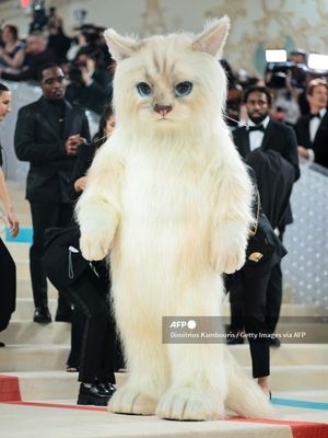Aktor Jared Leto berdandan sebagai kucing Choupette di Met Gala 2023 yang diselenggarakan Metropolitan Museum of Art di New York City pada Senin (1//5/2023). Choupette merupakan kucing mendiang desainer Karl Lagerfeld. Tema Met Gala 2023 adalah Karl Lagerfeld: A Line of Beauty.