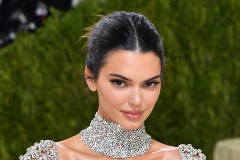 Liburan Bareng Pacar, Kendall Jenner Pamer Legging Jutaan Rupiah