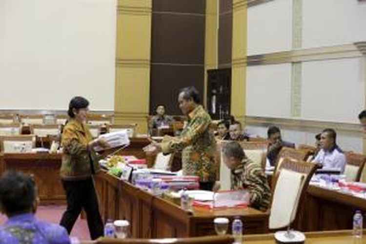 Ketua Pansel Capim KPK Destry Damayanti (kiri) menyerahkan sejumlah berkas kepada wakil Ketua Komisi III Benny K Harman (kanan) pada rapat dengar pendapat  Komisi III dengan pansel KPK, di Gedung MPR DPR, Jakarta, Senin (23/11/2015). Dokumen yang diserahkan adalah dokumen proses dan hasil seleksi capim KPK.