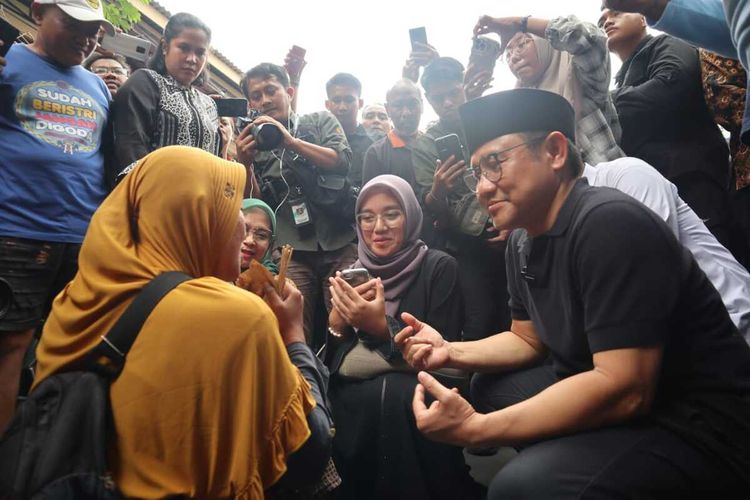 Calon Wakil Presiden (Cawapres) nomor urut 1 Muhaimin Iskandar atau Cak Imin menyapa pedagang di Pasar Legi Jombang, Jawa Timur, Sabtu (6/1/2024).