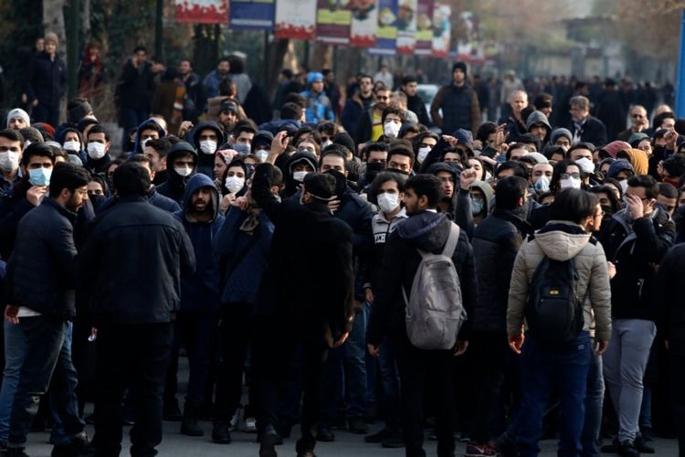 Para mahasiswi di Teheran pada Sabtu (10/8/2022) meneriakkan pergi ketika Presiden Iran Ebrahim Raisi mengunjungi kampus mereka dan mengecam para demonstran yang marah akan kematian seorang perempuan dalam tahanan polisi.