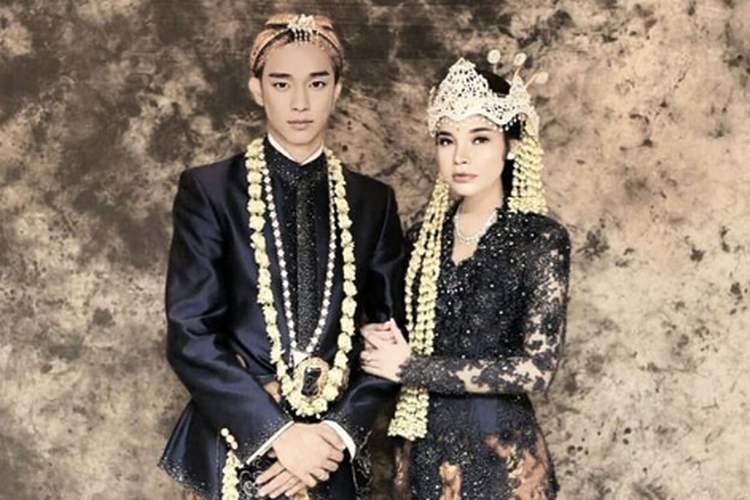 Penyanyi Rossa mamamerkan foto editannya menikah dengan artis Korea Selatan.
