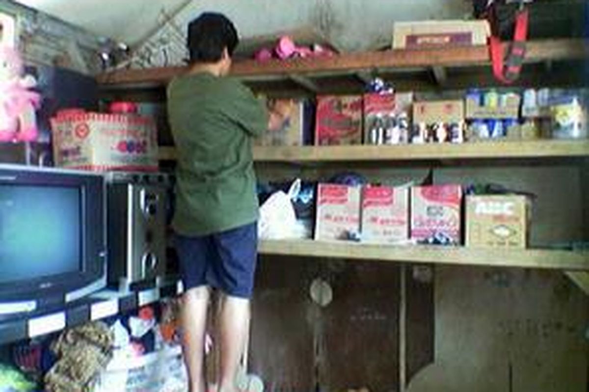 Rak-rak yang dibuat warga Kampung Pulo di lantai dua rumah mereka, sebagai tempat menyelamatkan barang saat banjir datang. 