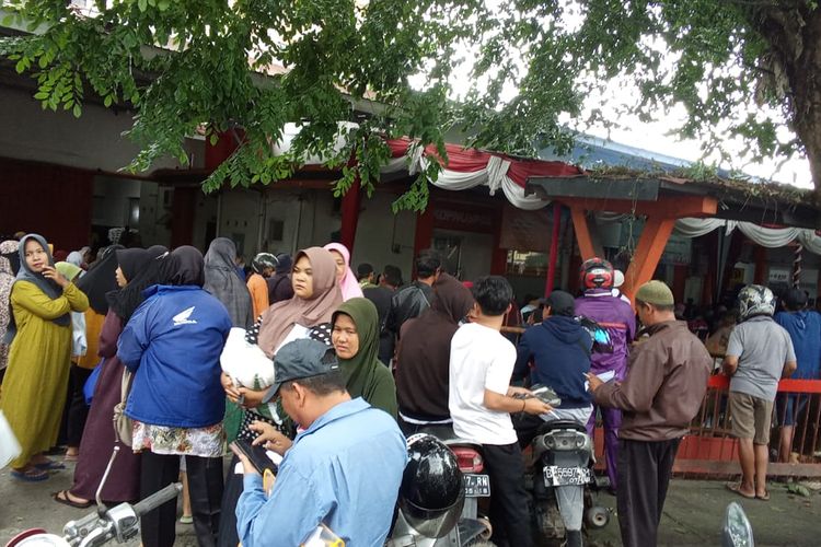 Warga penerima bansos beras di kantor Pos Pangkalpinang, Bangka Belitung, Kamis (1/2/2024).