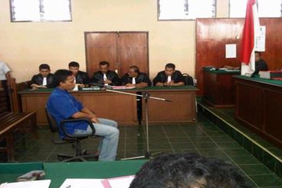 Terdakwa kasus pembunuhan istri polisi Putri Mega Umboh, Gugun Gunawan alias Ujang menjalani sidang pertama, Selasa (17/1) di Pengadilan Negeri Batam, Kepulauan Riau. Selain Ujang, terdakwa kasus itu adalah Rosma yang bekerja sebagai pembantu di rumah Putri   