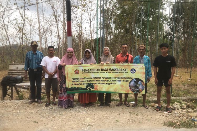 Para dosen UPN ?Veteran? Yogyakarta (UPNVY) bersama peternak burung perkutut dari Dusun Karangtalun, Desa Wukirsari, Kecamatan Imogiri, Kabupaten Bantul, DIY.