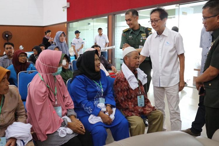 Sebanyak 70 penderita katarak mengikuti operasi katarak massal di Rumah Sakit Tk. II Dustira Cimahi, Bandung, Sabtu (15/12/18).