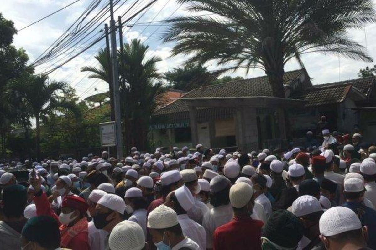 Ratusan pelayat berkumpul jelang jenazah Habib Ali bin Abdurrahman Assegaf dimakamkan di pemakaman Habib Kuncung, Pancoran, Jakarta Selatan, Sabtu (16/1/2021). 