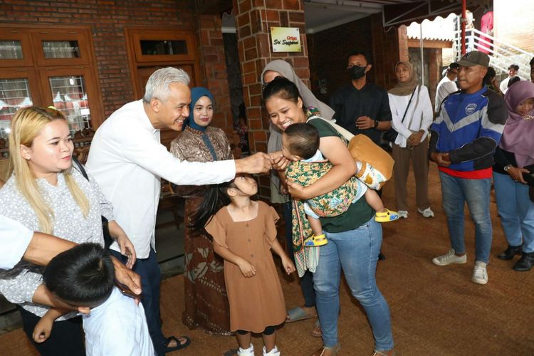 Gubernur Jawa Tengah, Ganjar Pranowo menggelar open house di kediamannya di Griya Suparni, Kecamatan Tawangmangu, Kabupaten Karanganyar, Senin (24/4/2023). Acara dalam momen Idul Fitri 1444 H terbuka untuk warga Tawangmangu dan sekitarnya.