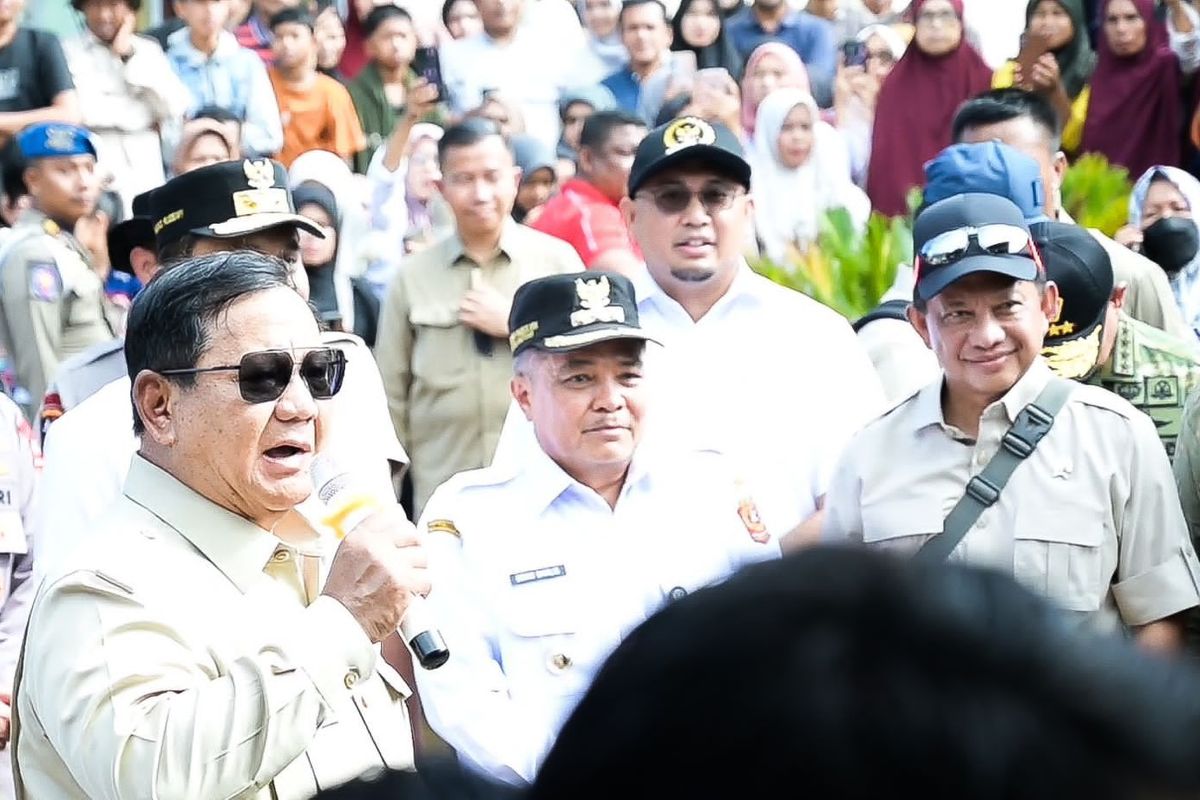 Menteri Dalam Negeri (Mendagri) Muhammad Tito Karnavian mendampingi Presiden Prabowo Subianto meninjau langsung sejumlah wilayah terdampak bencana hidrometeorologi di Provinsi Sumatera Barat (Sumbar), Kamis (18/12/2025).