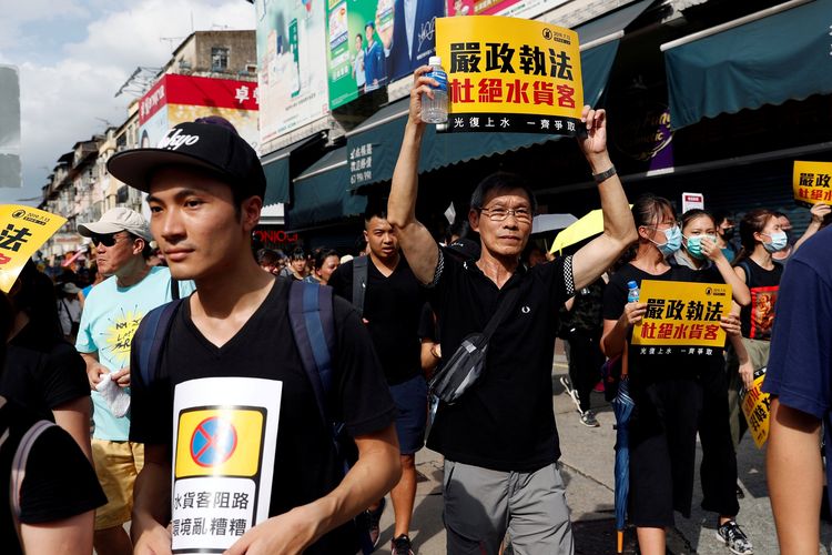 Demonstran Hong Kong di Sheung Shui, perbatasan Hong Kong dengan China, pada 13 Juli 2019.