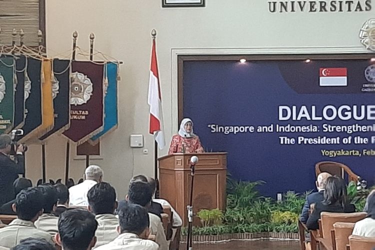 Presiden Singapura Halimah Yacob saat berpidato di dialog bertajuk Singapore and Indonesia: Strengthening Bridges and Progressing Together di UGM