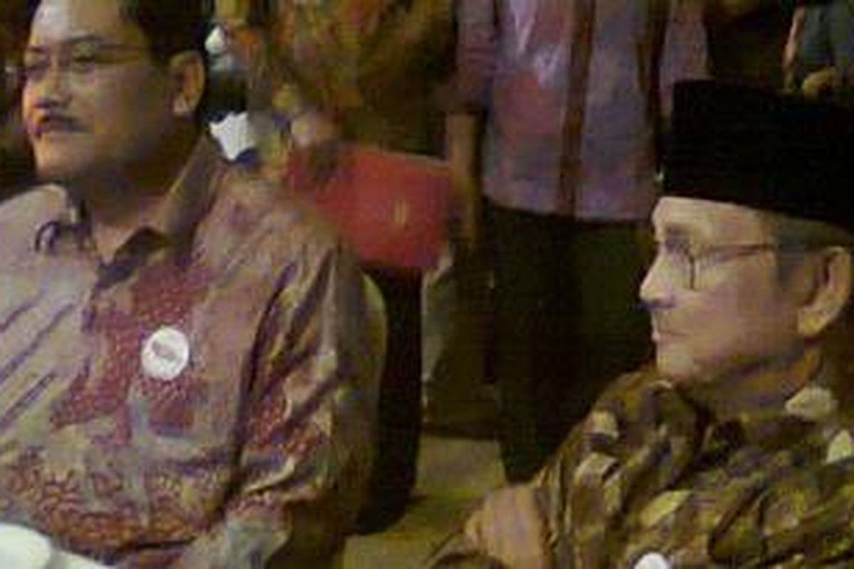 Sarwoto Atmosutarno, Direktur Utama Telkomsel bersama BJ. Habibie saat menghadiri acara 