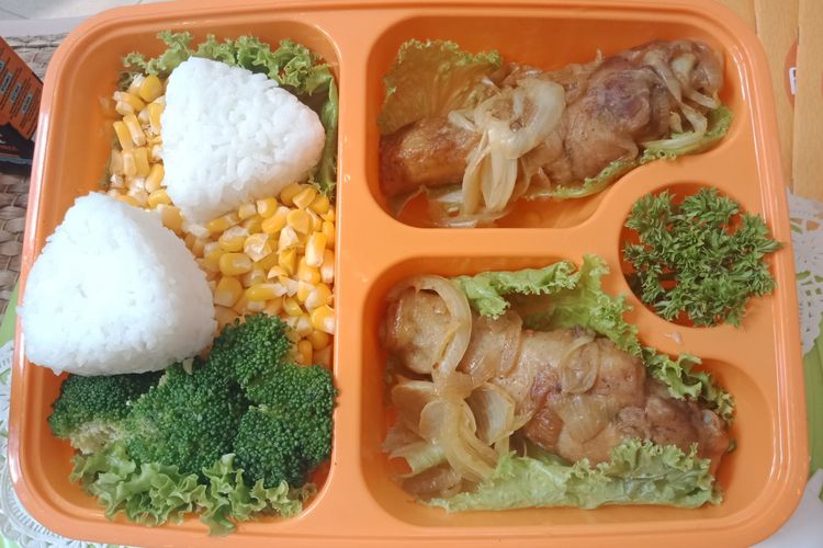 Contoh bekal makan sehat anak yang dipamerkan pada konferensi pers Minute Maid di Jakarta, Kamis (19/7/2018).