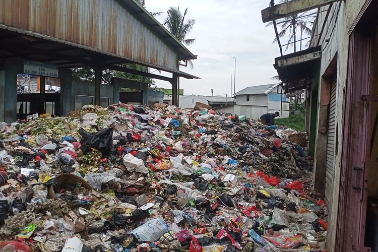Gunung Sampah di Pasar Cileunyi, Kabupaten Bandung membuat para pedagang kehilangan omsetnya. Tak sedikit para pedagang yang kehilangan pembeli lantaran merasa jijik dengan sampah tersebut serta bau busuk yang menyengat.