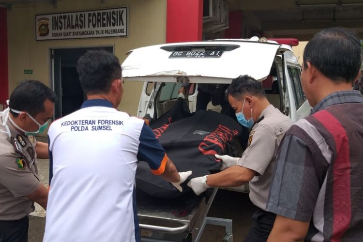 Jenazah yang diduga Febriato alias Ebit (38) pelaku pembunuhan Linda Fitria (38) istrinya sendiri ketika berada di rumah sakit Bhayangkara Palembang, Selasa (12/2/2019). Ebit sebelumnya diduga membunuh istrinya sendiri lantaran terlibat cek cok.
