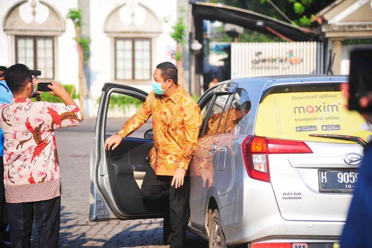 Wali Kota (Walkot) Semarang Hendrar Prihadi (Hendi) menaiki taksi online untuk berangkat kerja dalam rangka hari pertama pemberlakukan Hari Transportasi Umum di Kota Semarang pada Selasa (8/6/2021).