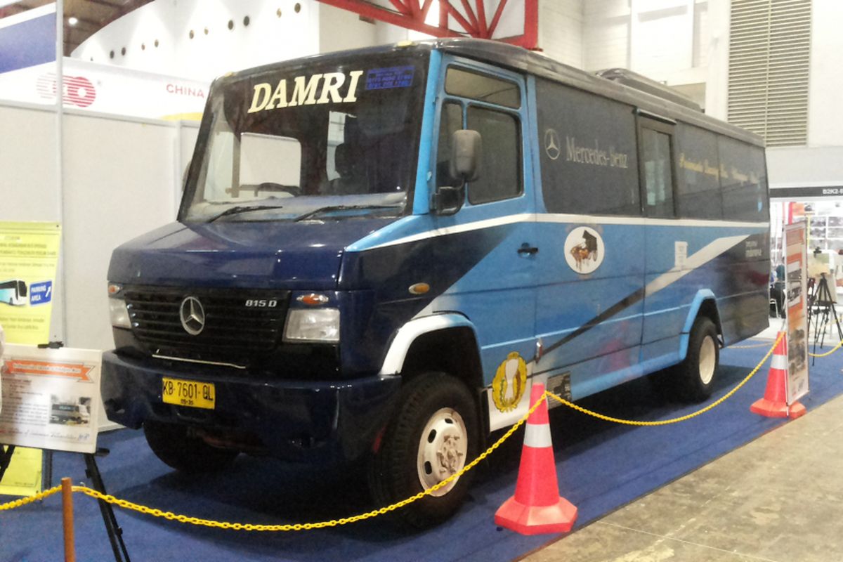 Bus Mercedes Benz Vario yang dimiliki Perum DAMRI.  Bus ini menjadi satu dari beberapa bus lawas yang dipamerkan di acara Indonesia Classic N Unique Bus (Incubus) 2018 di Hall B Jakarta International Expo, Kemayoran, Jakarta Pusat pada 22-24 Maret 2018.