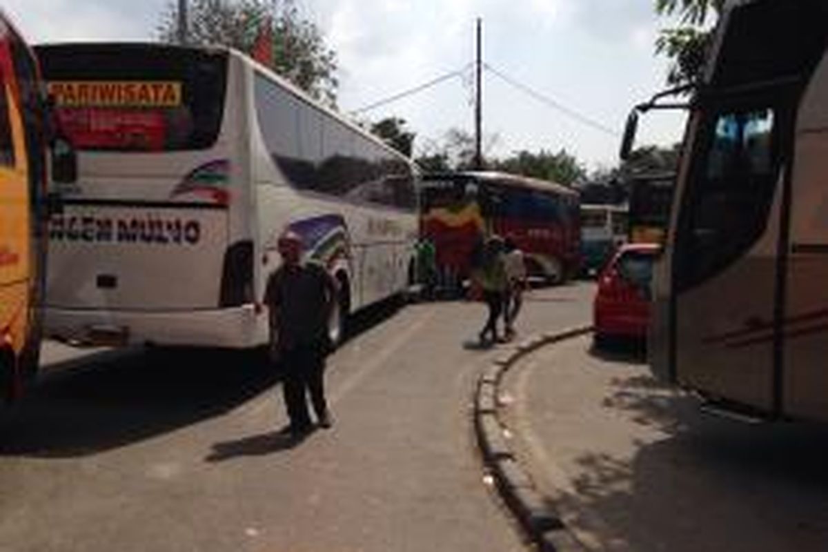 Antrean bus yang tidak bisa masuk ke dalam area Terminal Kalideres akibat bus-bus di depannya ngetem menunggu penumpang penuh, Rabu (15/7/2015). 